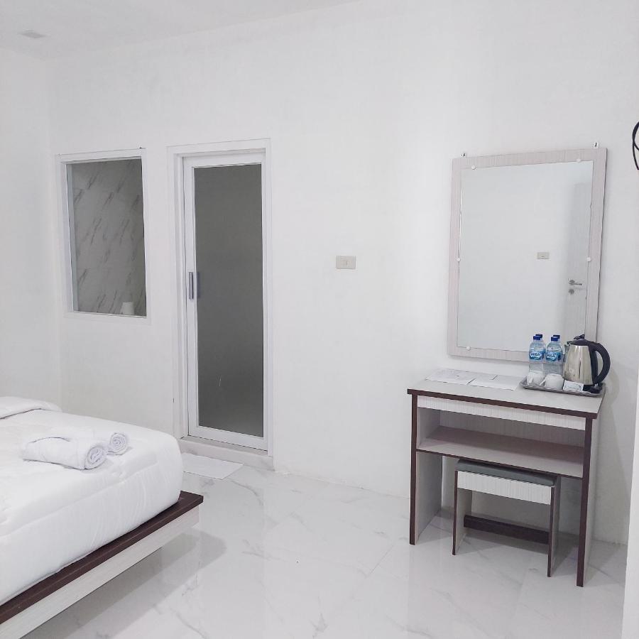 The Riton Hotel Tigaras Екстериор снимка