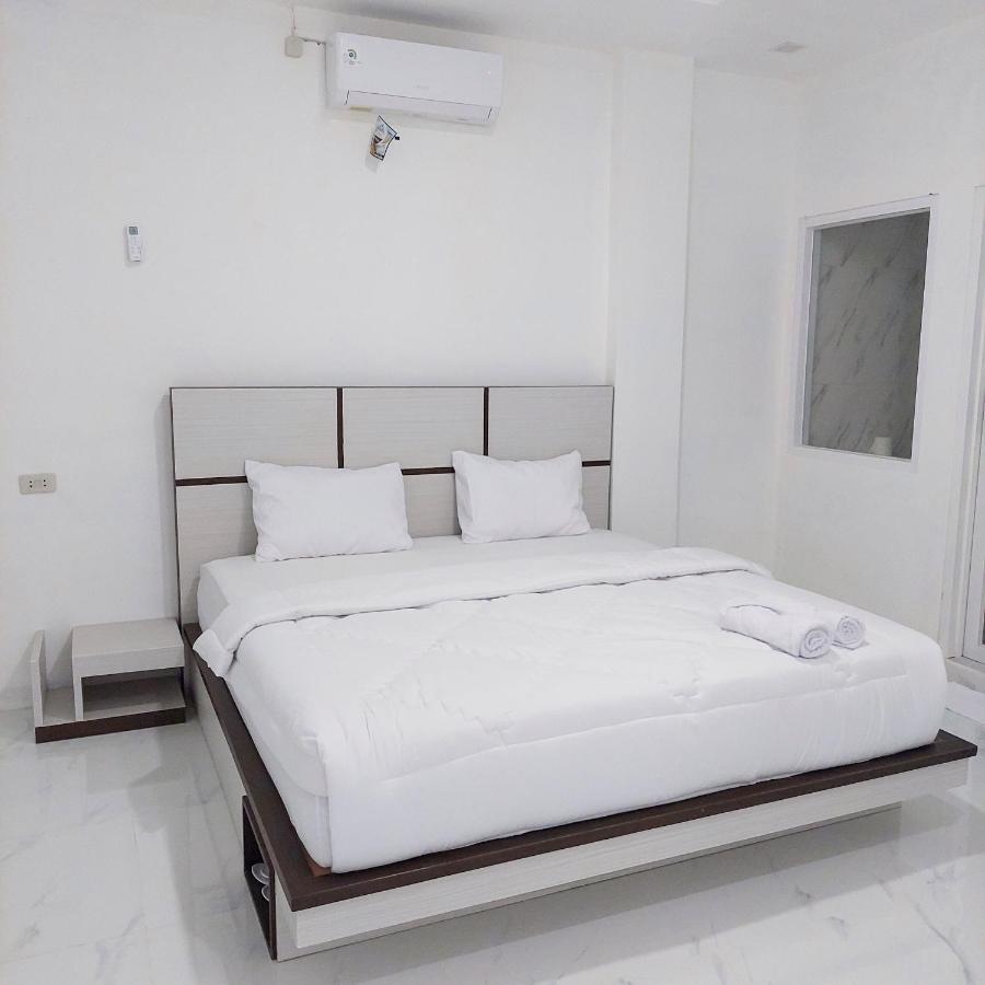 The Riton Hotel Tigaras Екстериор снимка