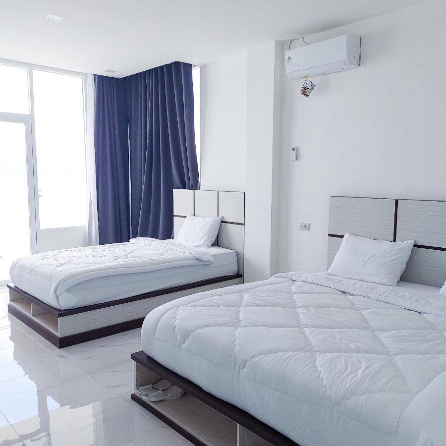 The Riton Hotel Tigaras Екстериор снимка