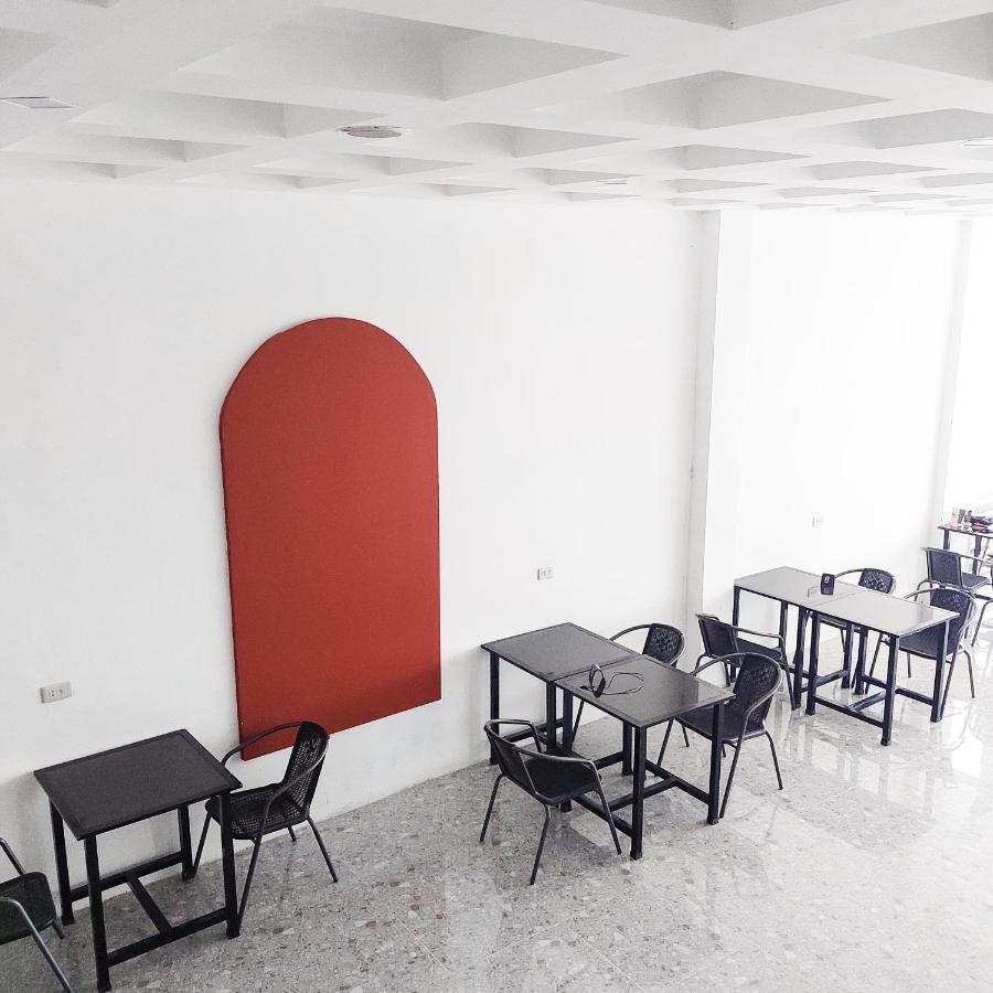 The Riton Hotel Tigaras Екстериор снимка